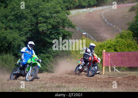 Pleyber-Christ, France - août 26 2022 : des motards se disputant le Trophée Gibeau organisé pendant l'Armoricaine TT, un événement sportif avec accès libre Banque D'Images