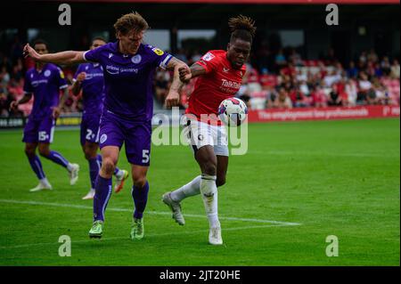 Carl Piergianni du FC Stevenage s'attaque à Brandon Thomas-Asante de Salford City lors du match de la Sky Bet League 2 entre Salford City et Stevenage à Moor Lane, Salford, le samedi 27th août 2022. (Credit: Ian Charles | MI News) Credit: MI News & Sport /Alay Live News Banque D'Images