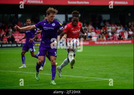 Carl Piergianni du FC Stevenage s'attaque à Brandon Thomas-Asante de Salford City lors du match de la Sky Bet League 2 entre Salford City et Stevenage à Moor Lane, Salford, le samedi 27th août 2022. (Credit: Ian Charles | MI News) Credit: MI News & Sport /Alay Live News Banque D'Images