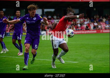 Carl Piergianni du FC Stevenage s'attaque à Brandon Thomas-Asante de Salford City lors du match de la Sky Bet League 2 entre Salford City et Stevenage à Moor Lane, Salford, le samedi 27th août 2022. (Credit: Ian Charles | MI News) Credit: MI News & Sport /Alay Live News Banque D'Images