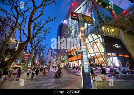 SINGAPOUR - VERS JANVIER 2020 : vue sur la rue de Singapour. Banque D'Images