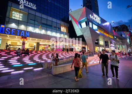 SINGAPOUR - VERS JANVIER 2020 : vue sur la rue de Singapour. Banque D'Images