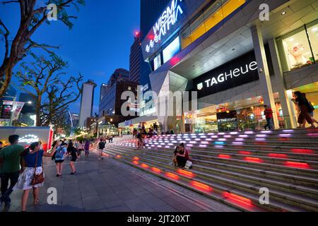 SINGAPOUR - VERS JANVIER 2020 : vue sur la rue de Singapour. Banque D'Images
