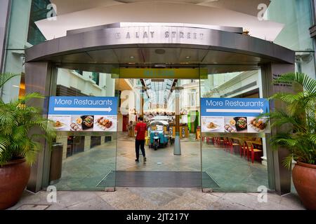 SINGAPOUR - VERS JANVIER 2020 : entrée à Malay Street, « rue intérieure » climatisée située dans le centre commercial Bugis Junction Banque D'Images