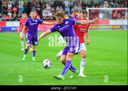 Carl Piergianni de Stevenage FC s'attaque à Callum Hendry de Salford City lors du match de la Sky Bet League 2 entre Salford City et Stevenage à Moor Lane, Salford, le samedi 27th août 2022. (Credit: Ian Charles | MI News) Credit: MI News & Sport /Alay Live News Banque D'Images