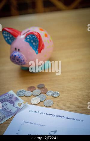 La remise d'impôt du Conseil du gouvernement britannique pour aider les ménages à faible revenu à faire face à la hausse des factures d'énergie et du coût de la vie. Banque D'Images