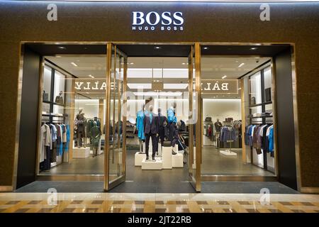 SINGAPOUR - 20 JANVIER 2020 : entrée au magasin Hugo Boss dans les Shoppes à Marina Bay Sands. Hugo Boss AG est une maison de luxe allemande. Banque D'Images