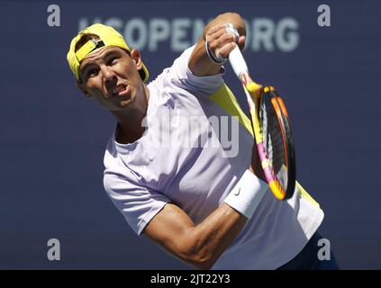 Flushing Meadow, États-Unis. 27th août 2022. Rafael Nadal, d'Espagne, pratique au stade Arthur Ashe lors des championnats américains de tennis 2022 au centre national de tennis de l'USTA Billie Jean King, samedi, à 27 août 2022 à New York. Photo de John Angelillo/UPI crédit: UPI/Alay Live News Banque D'Images