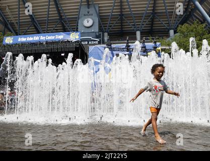 Flushing Meadow, États-Unis. 27th août 2022. Les enfants éclaboutent dans les fontaines à l'extérieur du stade Arthur Ashe lors de la journée des enfants Arthur Ashe aux championnats américains de tennis 2022 au centre national de tennis de l'USTA Billie Jean King, samedi, à 27 août 2022, à New York. Photo de John Angelillo/UPI crédit: UPI/Alay Live News Banque D'Images