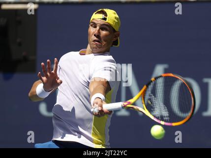 Flushing Meadow, États-Unis. 27th août 2022. Rafael Nadal, d'Espagne, pratique au stade Arthur Ashe lors des championnats américains de tennis 2022 au centre national de tennis de l'USTA Billie Jean King, samedi, à 27 août 2022 à New York. Photo de John Angelillo/UPI crédit: UPI/Alay Live News Banque D'Images