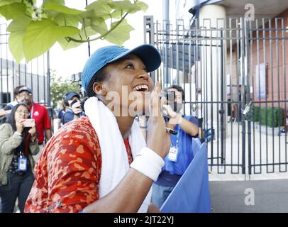 Flushing Meadow, États-Unis. 27th août 2022. Naomi Osaka signe des autographes près des courts d'entraînement aux Championnats de tennis américains 2022 au Centre national de tennis de l'USTA Billie Jean King, samedi, à 27 août 2022, à New York. Photo de John Angelillo/UPI crédit: UPI/Alay Live News Banque D'Images