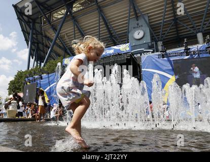 Flushing Meadow, États-Unis. 27th août 2022. Les enfants éclaboutent dans les fontaines à l'extérieur du stade Arthur Ashe lors de la journée des enfants Arthur Ashe aux championnats américains de tennis 2022 au centre national de tennis de l'USTA Billie Jean King, samedi, à 27 août 2022, à New York. Photo de John Angelillo/UPI crédit: UPI/Alay Live News Banque D'Images