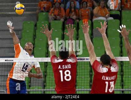 LJUBLJANA, SLOVÉNIE - AOÛT 27 : Nimir Abdel-Aziz des pays-Bas et Ahmed Shafik et Mohamed Khater de l'Égypte en action pendant le Championnat du monde des hommes de volleyball de la FIVB - Pool F - phase préliminaire de match entre les pays-Bas et l'Égypte à l'Arena Stozice sur 27 août 2022 à Ljubljana, Slovénie (photo de Zigas Zivulovic Jr./BSR Agency) Banque D'Images