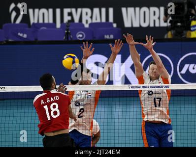 LJUBLJANA, SLOVÉNIE - AOÛT 27 : Wessel Keernink et Michael Parkinson des pays-Bas et Ahmed Shafik de l'Egypte en action pendant le Championnat du monde de volleyball de la FIVB - Pool F - phase préliminaire de match entre les pays-Bas et l'Egypte à l'Arena Stozice sur 27 août 2022 à Ljubljana, Slovénie (photo par Zigas Zivulovic Jr./BSR Agency) Banque D'Images