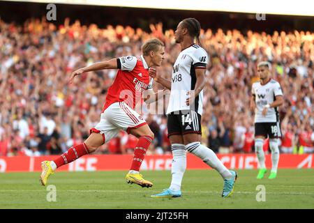 Martin Odegaard, d'Arsenal (à gauche), célèbre le premier but de son équipe alors que Bobby de Decordova-Reid, de Fulham, semble abattu lors du match de la Premier League au stade Emirates, à Londres. Date de la photo: Samedi 27 août 2022. Banque D'Images