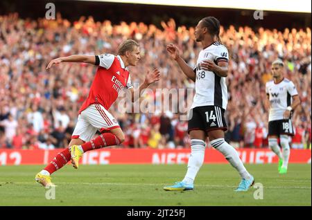 Martin Odegaard, d'Arsenal (à gauche), célèbre le premier but de son équipe alors que Bobby de Decordova-Reid, de Fulham, semble abattu lors du match de la Premier League au stade Emirates, à Londres. Date de la photo: Samedi 27 août 2022. Banque D'Images