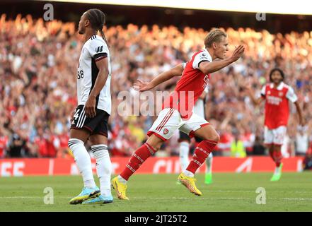 Martin Odegaard, d'Arsenal (à droite), célèbre le premier but de son équipe alors que Bobby de Decordova-Reid (à gauche) de Fulham semble abattu lors du match de la Premier League au stade Emirates, à Londres. Date de la photo: Samedi 27 août 2022. Banque D'Images