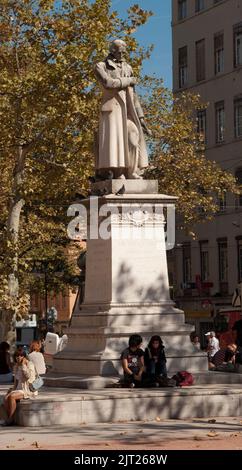 Statue de Joseph Marie Jacquard (1752-1834), inventeur français du métier à tisser jacquard (1801), le premier métier à tisser automatique capable de tisser des motifs complexes, Banque D'Images