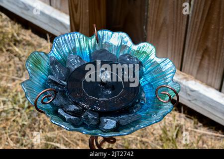 Bain d'oiseaux bleu et vert en verre avec fontaine solaire pour le jardin Banque D'Images