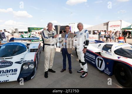 Stuart Graham présente le prix de l'écharpe et des lunettes aux pilotes Henry Pearmen et Derek Bell, avant la démonstration pour marquer l'anniversaire des voitures du groupe C, au Silverstone Classic 2022 Banque D'Images