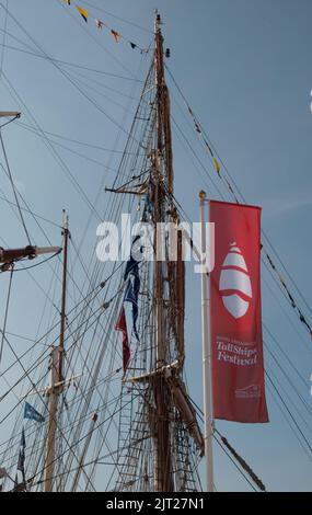 Montage et signalisation pour le Tall Ship Festival, River Thames, Londres, Royaume-Uni. La régate des grands navires de Falmouth à Greenwich s'est terminée par plusieurs grands navires pa Banque D'Images