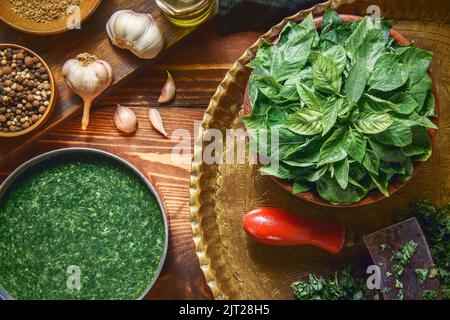 Cuisine arabe; feuilles de jute organiques égyptiennes, jave de juif ou (Molokhia). Vue de dessus avec gros plan. Banque D'Images