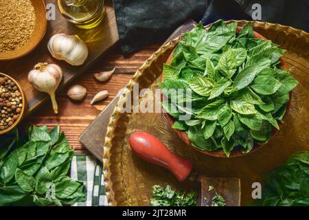 Cuisine arabe; feuilles de jute organiques égyptiennes, jave de juif ou (Molokhia). Vue de dessus avec gros plan. Banque D'Images