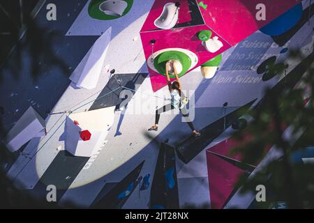 Un athlète sautant sur la dernière route de la coupe du monde de tête de l'IFSC Banque D'Images