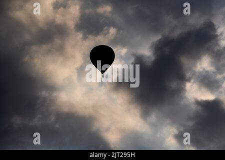 Telford, Shropshire, Royaume-Uni. 27 août 2022. Festival de montgolfière. Une montgolfière s'est taourée dans un ciel spectaculaire après avoir pris le départ de Telford Town Park. Credit: Dave Bagnall / Alamy Live News Banque D'Images