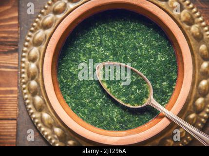 Cuisine arabe ; plat traditionnel égyptien « Molokhya » ou « Molokhia ». Ce repas est considéré comme l'un des repas égyptiens les plus célèbres. Banque D'Images