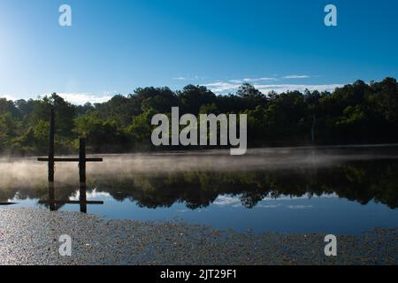 Lac brumeux tôt le matin en Caroline du Nord Banque D'Images