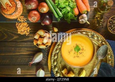 Cuisine arabe; soupe traditionnelle de lentilles rouges du Moyen-Orient avec des ingrédients frais. Banque D'Images