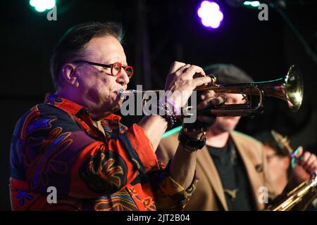 Newport Beach, Californie, États-Unis. 25th août 2022. Arturo Sandoval se produit avec son groupe à l'Arturo Sandoval 'Rhythm & Soul' Album Release Party au Campus JAX à Newport Beach, Californie. Crédit: Sheri Determan Banque D'Images