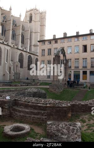 Cathédrale Saint-Jean-Baptiste et les ruines de la basilique de 6th qui l'a précédée, Lyon, Rhône, Rhône-Alpes, France. L'évêque de Lyon est al Banque D'Images