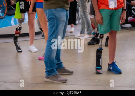 Groupe de personnes debout en compétition pour les personnes handicapées ayant une prothèse de jambe Banque D'Images