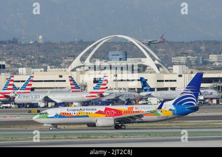 Boeing 737 jet de COPA Airlines peint dans la livrée 'Biomuseo' montré au roulage à LAX. Banque D'Images