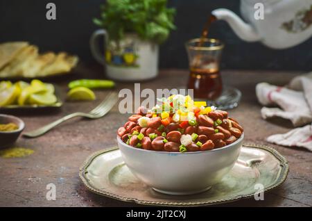 Cuisine arabe; plat traditionnel égyptien "Pful medames".Moyen-Orient délicieux petit déjeuner avec des haricots Fava cuits. Banque D'Images
