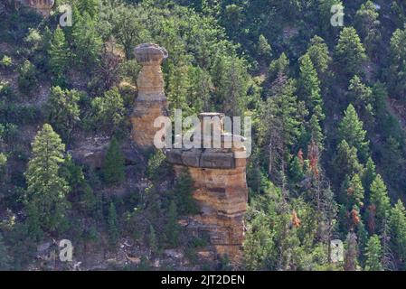 Gros plan d'une formation rocheuse au Grand Canyon Arizona appelée Anvil de Thor. Banque D'Images