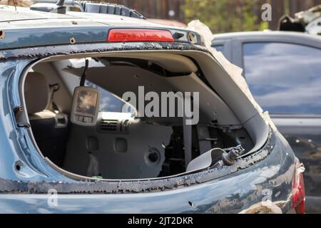 Une voiture après un accident avec une vitre arrière cassée. Vitre cassée dans un véhicule. L'épave de l'intérieur d'une voiture moderne après un accident, un Banque D'Images