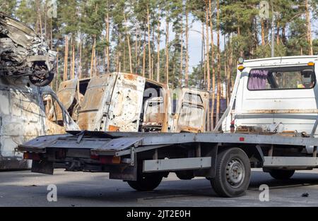 Beaucoup de vieilles voitures prêtes pour le recyclage. Retrait de la voiture par un chariot de remorquage. Les voitures endommagées attendent dans un chantier pour être recyclées ou utilisées pour des pièces. Le processus Banque D'Images