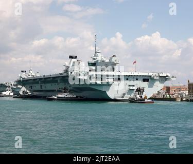 Portsmouth, Royaume-Uni. 27 août 2022. Le porte-avions HMS Prince de Galles était prêt à quitter le port. Credit: Joe Kuis / reportage Alay Banque D'Images