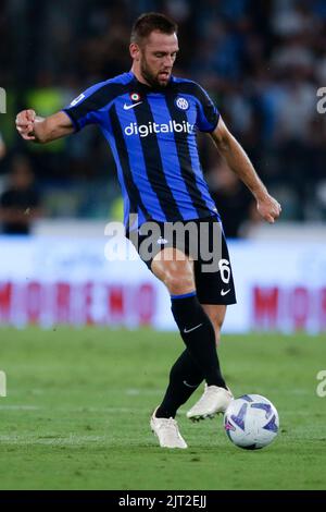 Stefan de Vrij, le défenseur néerlandais d'Inter, contrôle le ballon pendant le match de football de la série A entre SS Lazio et Inter. Latium a gagné 3-1 Banque D'Images
