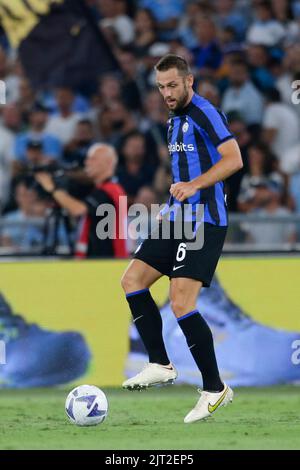 Stefan de Vrij, le défenseur néerlandais d'Inter, contrôle le ballon pendant le match de football de la série A entre SS Lazio et Inter. Latium a gagné 3-1 Banque D'Images