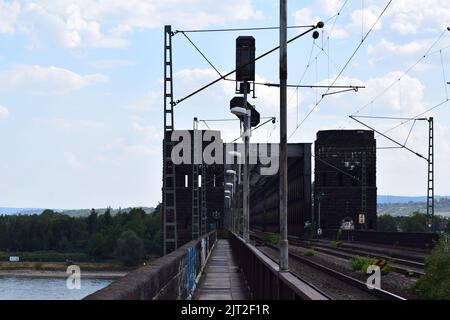 Pont de chemin de fer de l'autre côté du Rhin avec un moyen de marcher à côté du chemin de fer Banque D'Images