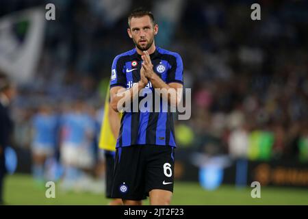 Stefan de Vrij, le défenseur néerlandais d'Inter, a organisé un match de football entre SS Lazio et Inter lors de la série. Latium a gagné 3-1 Banque D'Images