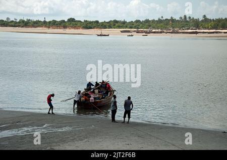 Bateau allant du marché aux poissons à Kigamboni, Dar-es-Salaam, Tanzanie. Belle plage, entrée, bateaux sur la plage de Kigamboni. Banque D'Images