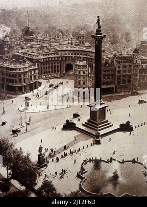VIEUX LONDRES - Une photo très ancienne de Trafalgar Square et Nelson's Column, Londres, prise du sommet de l'église St Martin dans le champ avec le smog (fumée et brouillard dans l'atmosphère), la circulation clairsemée et peu de personnes en évidence. On peut voir des gens nourrir des pigeons dans le coin inférieur gauche Banque D'Images