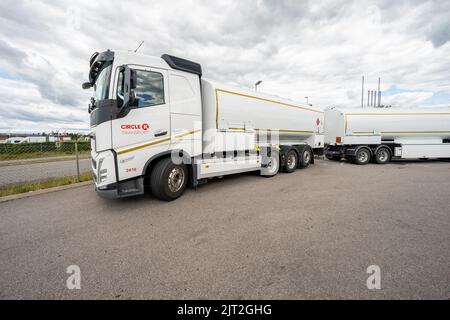 Halmstad, Suède - 10 juillet 2022 : remorque de camion à gaz blanc garée à une station-service Circle K. Banque D'Images