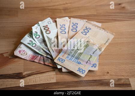 Une collection de billets ukrainiens sur une surface en bois Banque D'Images