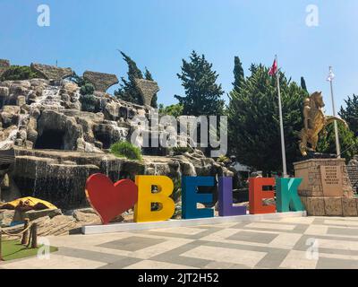 Panneau coloré dans le centre-ville de Belek, Antalya, Turquie. Banque D'Images
